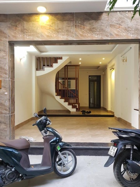 Bán nhà ngõ 72 Dương Quảng Hàm. Ô tô vào nhà. Lô góc 45m2. Nhà mới. giá 5.75 tỷ.
