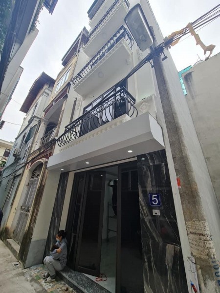 Quá rẻ cho em nhà gần 40m2 này nhỉnh 3 tỷ nhà 5 tầng Tư Đình Phố Trạm nhanh tay đón tết