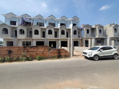 Bán nhà trệt 2 lầu 4 PN, mặt tiền nhựa 8m, KD đa ngành sân xe tải, SHR