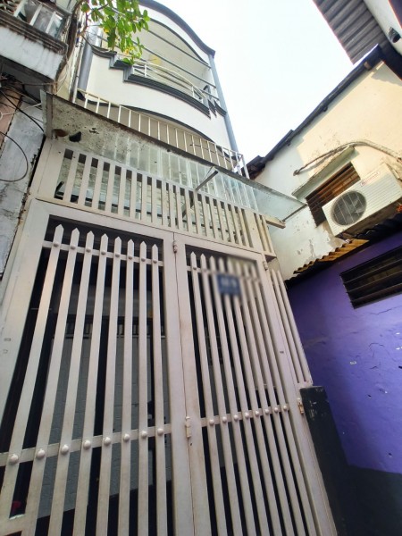 Cho thuê nhà nguyên căn 1 trệt 2 lầu, đường Duy Tân, P. 15, Phú Nhuận, cách MT 10m. Giá 10 tr