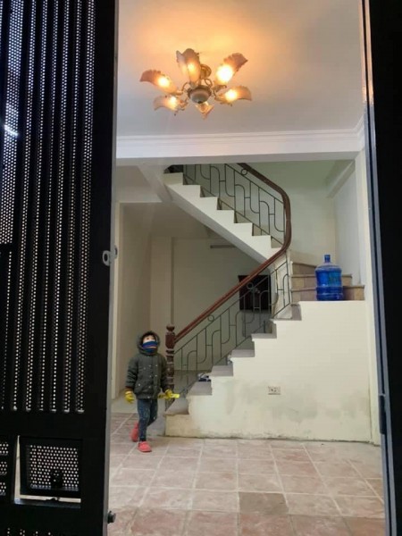 Chính chủ cho thuê nhà nguyên căn 4 tầng có 5 phòng ngủ, 3 wc, 1 khách, 1 bếp, 1 sân phới có mái che
