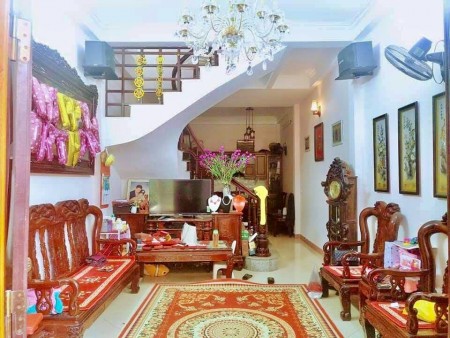 Lĩnh Nam, nhà rộng đẹp, sát phố, ô tô đỗ cửa, DT53m2, 5 tầng, nhỉnh 5 tỷ, Hoàng Mai