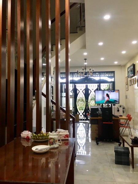 Bán nhà đường Lê Đức Thọ, xe hơi ngủ trong nhà, nhà đẹp vào ở ngay.