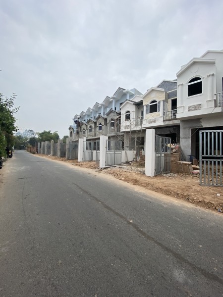 Nhà 2 lầu 5 PN, DT 100m2,SHR, giá 2 tỷ 750tr, hỗ trợ NH 50%