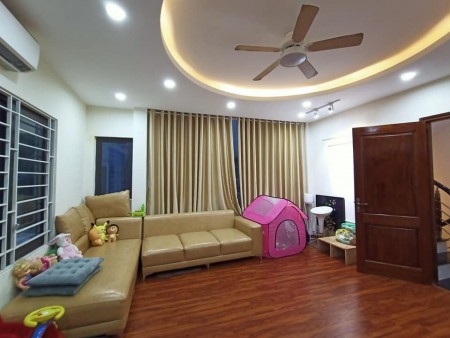 Bán gấp nhà ngõ 38 Phương Mai giá 2,1 tỷ, 17mx5T, Oto cách 10m