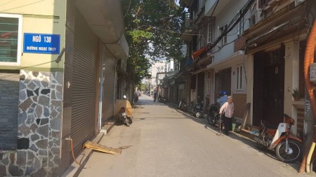 BÁN NHÀ Ngọc Thụy, Diện Tích Rộng, Gần Mặt Phố, ô tô Đỗ Cửa