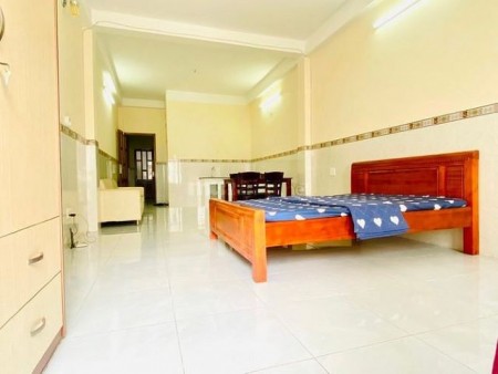 Căn hộ 60m2 RẤT RỘNG, bếp, Full nội thất, thang máy, bảo vệ