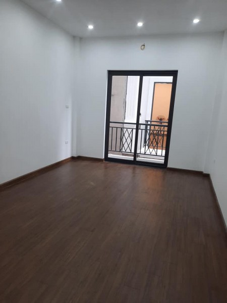 Nhà đẹp về ở ngay Đường Cầu Giấy. sổ đỏ đẹp. Diện tích 35m2. Giá 3.1 tỷ