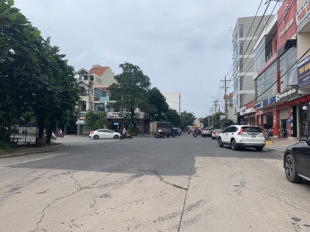Bán khách sạn đang kinh doanh Khu hành chính Dĩ An.