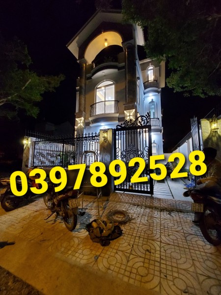 Chính chủ cần bán căn biệt thự 8.5x15 đang hoàn thiện gần chợ Bình Chánh .