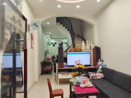 Có 102 Nguyễn Khang 36mx5t,đẹp ở ngay,3 gác tránh nhỉnh 3 tỷ