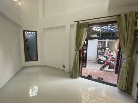 Cho thuê nhà 4 tầng dt 42m2 hẻm 100 Thích Quảng Đức, Phường 5, Q.Phú Nhuận, giá 14 triệu/tháng