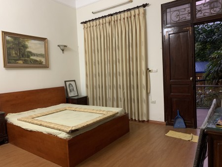 Cho thuê nhà phố Thái Hà 50m2 x 3 tầng 2 ngủ full 10 triệu. Lh 0377983070