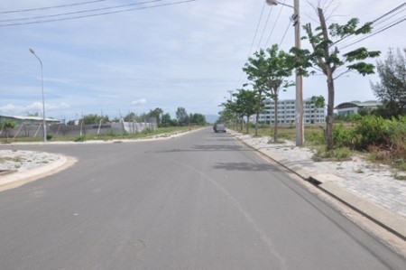 Bán gấp lô góc ngay hoàng hữu nam , ngay bến xe miền đông 2