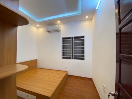 Bán gấp mảnh đất có nhà cấp 4 mặt ngõ 51 Lãng Yên giá 4.4 tỷ, DT 42m2, oto đỗ