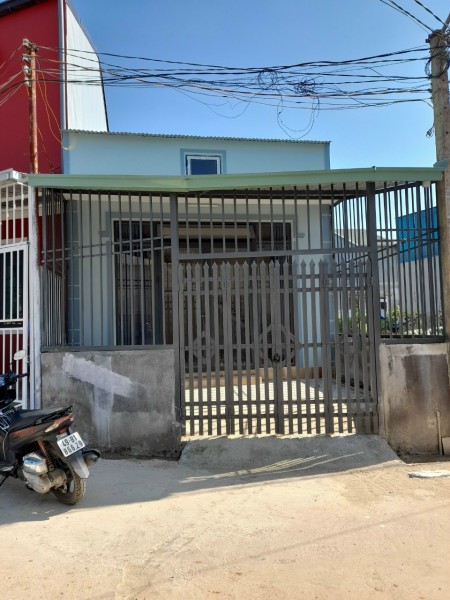 Cần bán nhà Đà Lạt nằm gay mặt đừng thông thoáng gần chọ, gần trường học, khu dân cư đông đúc thuận lợi cho việc định cư lâu dài