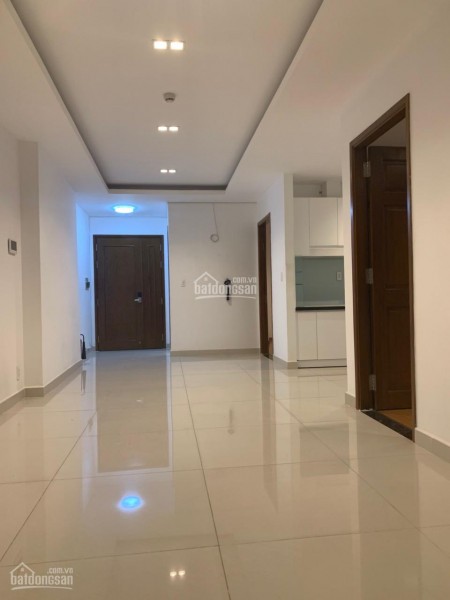 Cho thuê nhanh căn hộ 2 PN, 2 WC, tầng cao, view thoáng, dtsd 80m2, Sky Center, LHCC