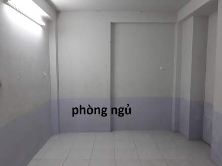 CHO NAM THUÊ PHÒNG 40m2 .(hiện nay tôi còn 1 phòng trọ tại q4) giá thuê 3tr 1 tháng. Phòng rộng sạch đẹp