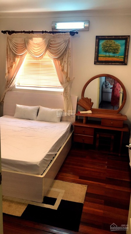Cho thuê căn hộ rộng 90m2, thiết kế 2 phòng ngủ, có sẵn nội thất, trung tâm Quận 1, cc Central Garden, giá 10 triệu/tháng