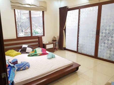 Bán gấp nhà Mặt phố Lê Thánh Tông giá 7 tỷ, 42m2, kinh doanh tốt