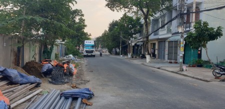 CHO THUÊ NHÀ MỚI 100% 1 TRỆT, 3 LẦU, VỈA HÈ 5M KHU TÊN LỬA, ĐỐI DIỆN KHU ĐẤT TRỐNG ĐẬU ĐƯỢC NHIỀU XE TẢI. GIÁ: 21TR