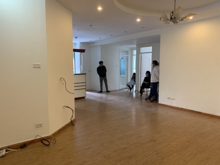 Cho thuê chung cư 18T2 Lê Văn Lương 3 ngủ cơ bản 11.5 triệu. Lh 0377983070