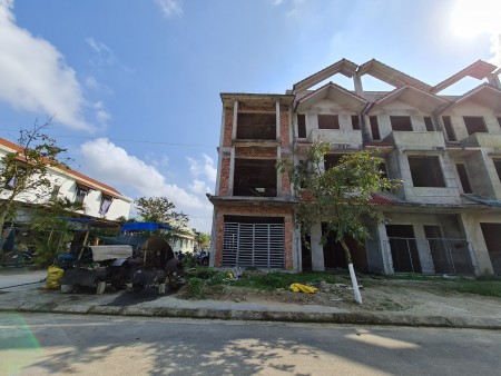BÁN NHÀ THÔ 3 TẦNG HUẾ GREEN CITY DO GIA CHỦ TỰ XÂY. LÔ GÓC 2 MẶT THOÁNG. ĐỐI LƯNG NHÀ MẶT TIỀN TL 10