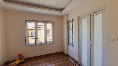 Mặt phố Nguyễn Trường Tộ giá 76 tỷ, DT 180m2, MT 7m, KD lớn