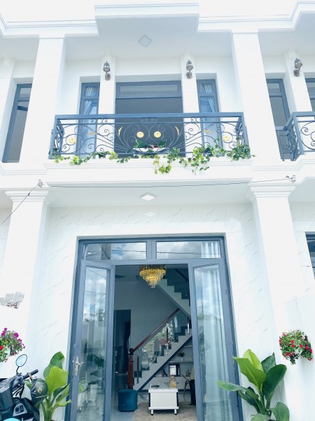 Bán gấp nhà ở Long An 60m2 sổ hồng riêng giá 860 triệu