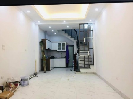 PHÂN LÔ - Ô TÔ TRÁNH - KD SẦM UẤT. DT 50M*4T. TRUNG KÍNH - CẦU GIẤY. GIÁ NHỈNH 6 TỶ.