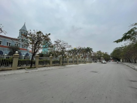 Bán đất sổ đỏ xây dựng tự do, trung tâm thành phố, mặt tiền đường ô tô. Giá chỉ 1,3 tỷ