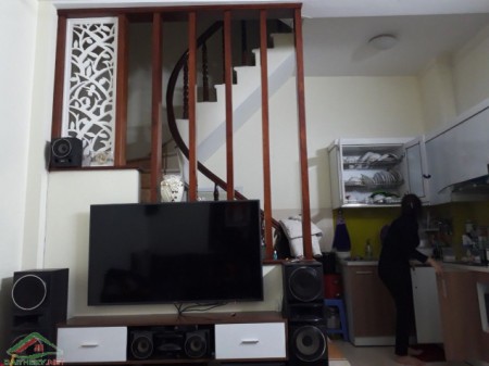 Bán nhà Lạc Long Quân, 5 tầng, mặt tiền 4.4m, giá chỉ 3.2 tỷ, về ở luôn.