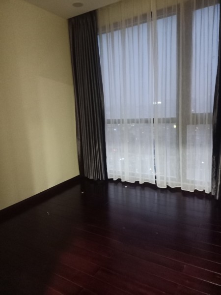Bán gấp căn hộ 136m2 tòa R1 tầng trung,chung cư Royal City,giá 5 tỷ