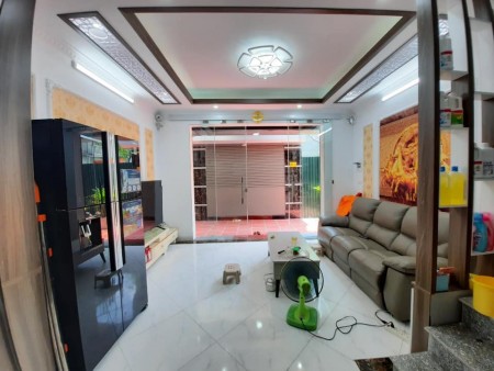 Bán Nhà 5 Tầng Mới Đẹp Phố Hoàng Mai Ô Tô Đỗ Cổng Chỉ 3.4 Tỷ.