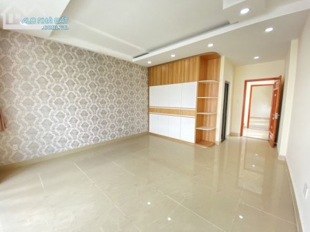Bán Gấp Nhà 1 Trệt 2 Lầu, DT 65m2 Hẻm Ô Tô, SHR. Giá 4,5 tỷ