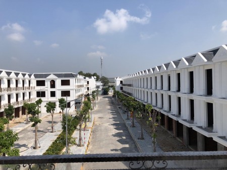 Nhà phố_ ngay trung tâm thành phố Dĩ An
