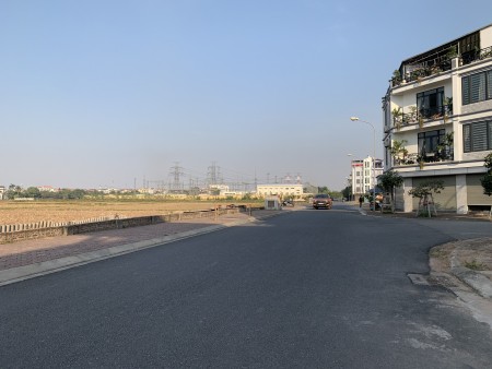 Siêu phầm 40m2 TĐC Giang Biên, mặt đường to, view thoáng, kinh doanh được.