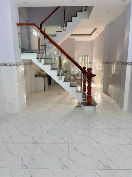 Nhà 2 lầu 105m2 MTKD gần chợ Thủ Dầu Một SHR