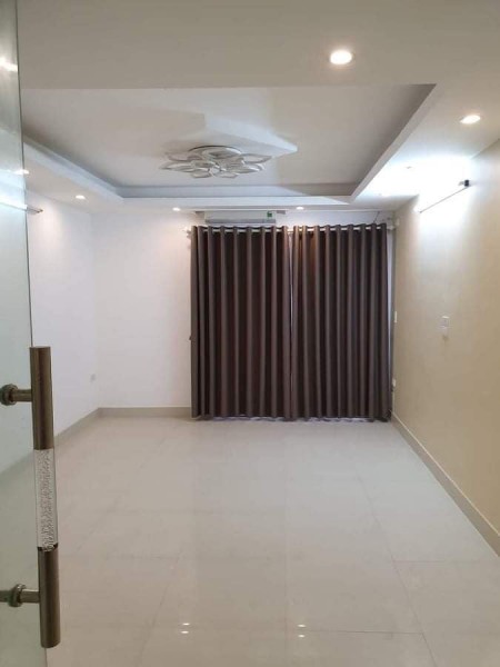 Bán nhà Mặt phố Đê La Thành giá 5.95 tỷ, dt 42m2, KD đông đúc