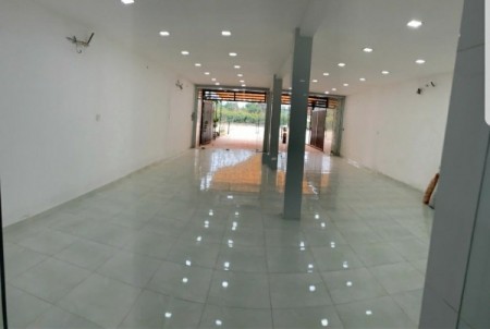 Mặt bằng 6,6x20 trống suốt giá 30tr mặt tiền đường Huỳnh Tấn Phát