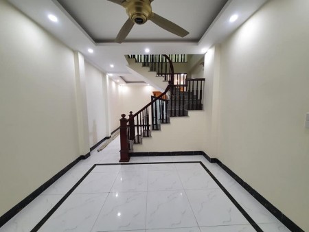 Bán nhà Thanh Trì, 32 m2, ở kết hợp cho thuê, ngõ xe ba gác đỗ cửa, giá 2.75 tỷ