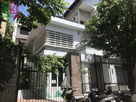 Cho thuê Biệt thự hiện đại MT khu Vườn Hoa, P.2, Phú Nhuận, DT 18x20m.