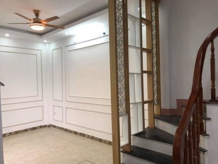 Bán nhà 4 tầng, Lĩnh Nam, Hoàng mai, ô tô tránh. Cách 100m có sân chơi. Gía chỉ2,25 tỷ.