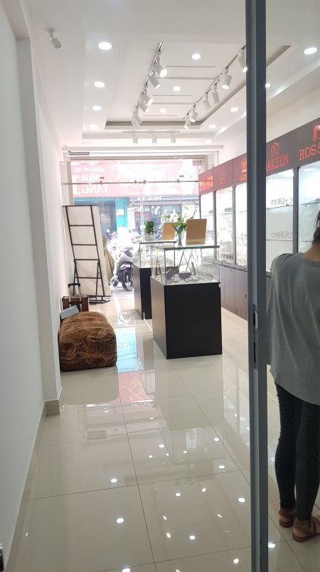 Cần bán gấp nhà Mặt Tiền 3 tầng CMT8 150m2, vị trí đẹp, giá chỉ nhỉnh 14 tỷ