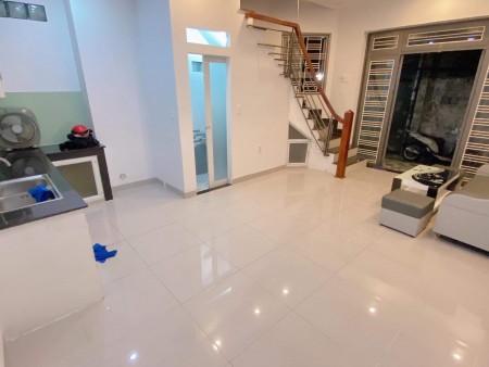 CẦN BÁN GẤP NHÀ QUẬN 11 GIÁ 4TY8 LH 0916427080