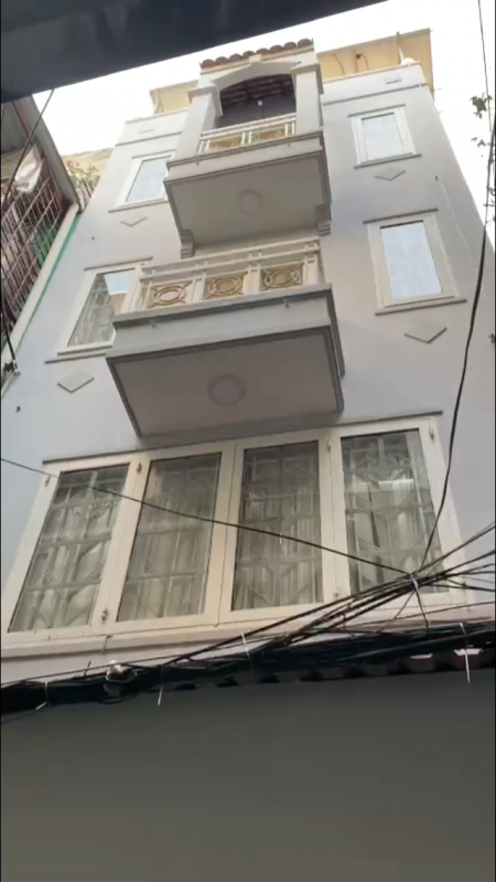 Nhà 5 tầng Lý Chính Thắng, P8, Q3, cần bán gấp.
