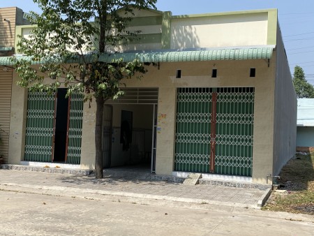Hiện tôi có cặp nhà trọ muốn bán gấp 300m2(10x30) đang cho thuê kín ngay khu trung tâm đô thị Mỹ Phước 3 Bến Cát Bình Dương.
