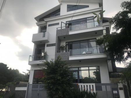 Cho Thuê Biệt Thự Bạch Đằng, P2, Q.Tân Bình, DT: 9x20m, 3 lầu.