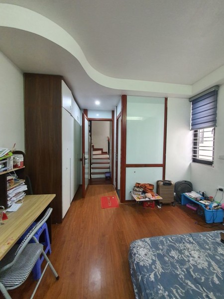 Lô Góc, Nhà đẹp Khu Việt Hưng 31M2 x 5tầng, giá chỉ 2,xx tỷ