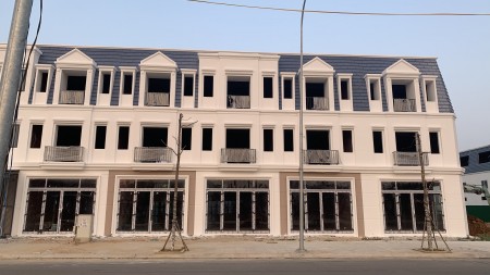 Cần ra đi căn nhà SHOPHOUSE ngay TTTP QUẢNG NGÃI giá ưu đãi CHO ae THIỆN CHÍ